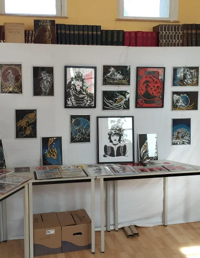 Photo des travaux de l'artiste-dessinateur Bicourt Yoan, exposés à la bibliothèque de Framerville-Rainecourt.