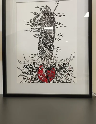 Photo de l'illustration encadrée "Memento Mori" représentant un soldat français, en noir et blanc, au garde à vous sur un cœur rouge entouré de végétation.
