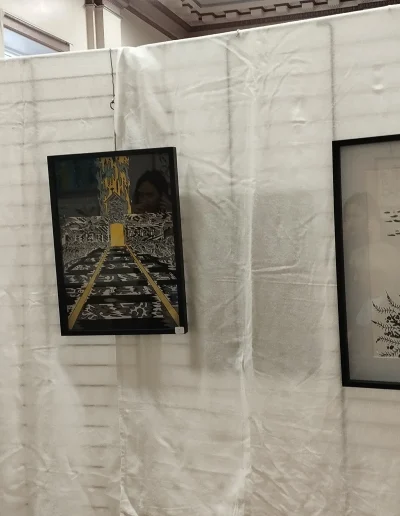 Photo de l'exposition de trois travaux : "Le vol des hirondelles", "Auschwitz-Birkenau"(1/3) et "Memento Mori" à la mairie de Péronne.