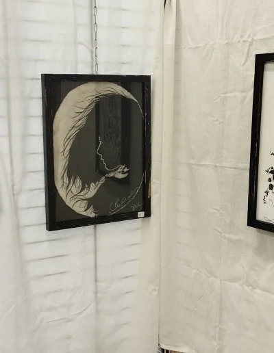 Photo d'une exposition à la mairie de Péronne avec trois illustrations A3, en noir et blanc avec , de gauche à droite: "Black 3", "Black Chérie", "L'Amour 3"