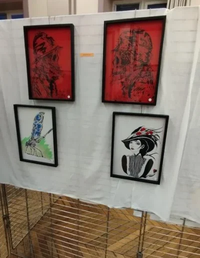 Photo d'une de mes expositions à la mairie de Péronne et présentant quatre travaux encadrés d'univers et de technique très varié.