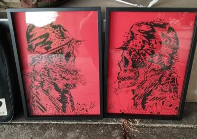Photo des deux illustrations "Maintenant que nous somme morts" encadrées et prêt à l'exposition.