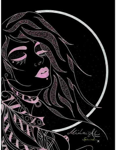 Illustration A4 sur papier noir "Midnight Special" (6) 2025 représentant, de façon décorative, le buste d'une jeune femme sur fond de grand lune.