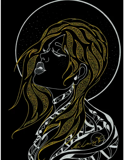 Illustration A3 sur papier noir "Midnight" (7) 2025 représentant le buste doré et argenté d'une jeune femme de profil devant une grande lune.